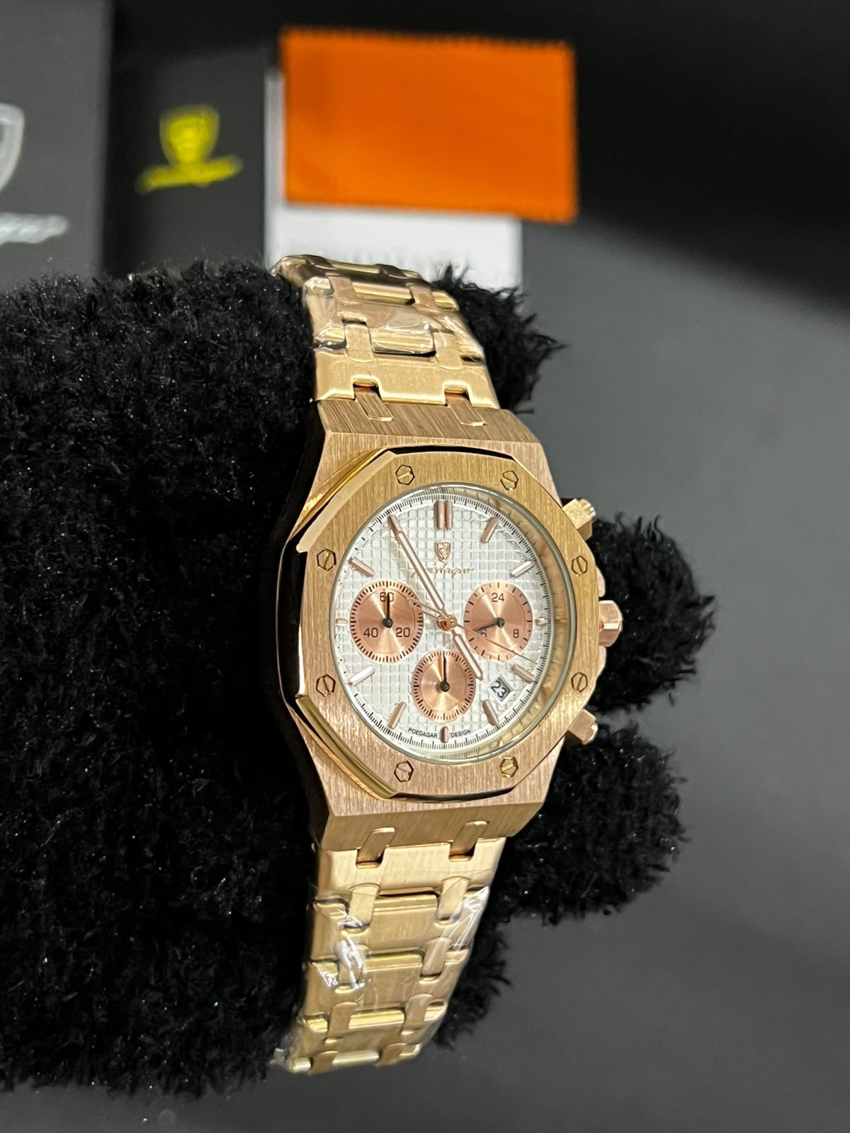 Reloj POEDAGAR 926B dorado con esfera blanca visto desde otro ángulo