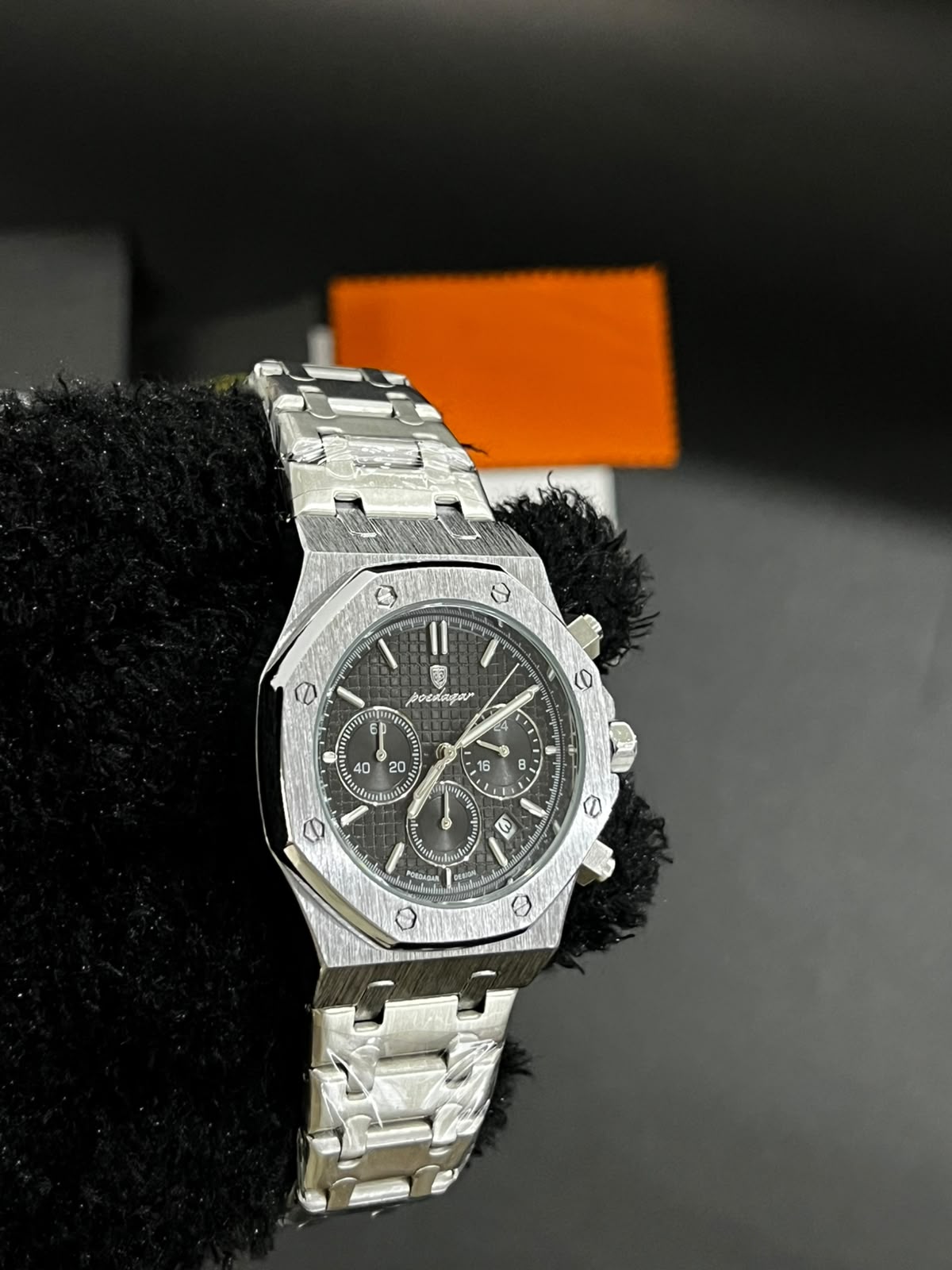 Reloj POEDAGAR 926B plata con esfera negra y bisel negro visto de lado