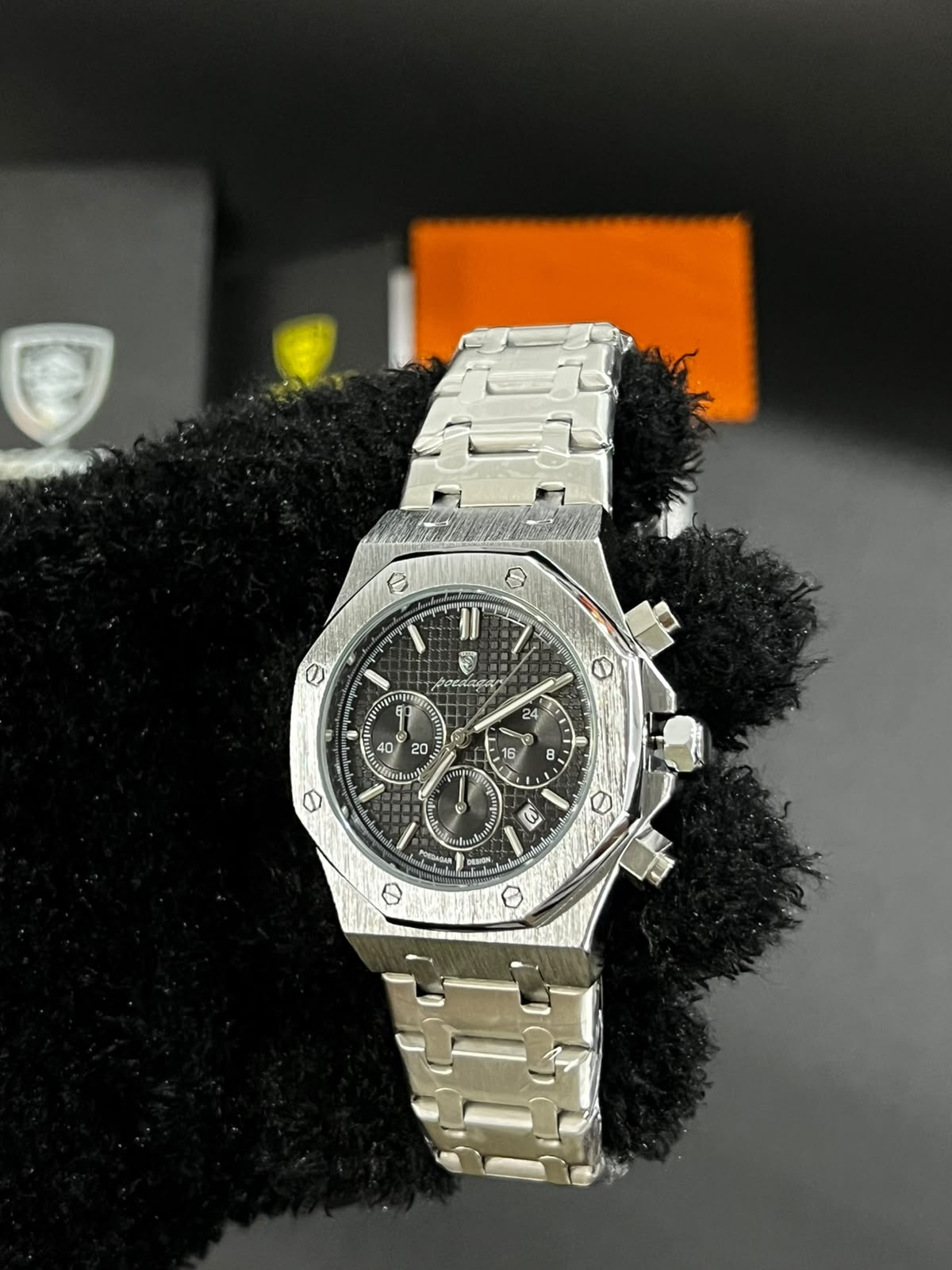 Reloj POEDAGAR 926B plata con esfera negra y bisel negro visto desde otro ángulo