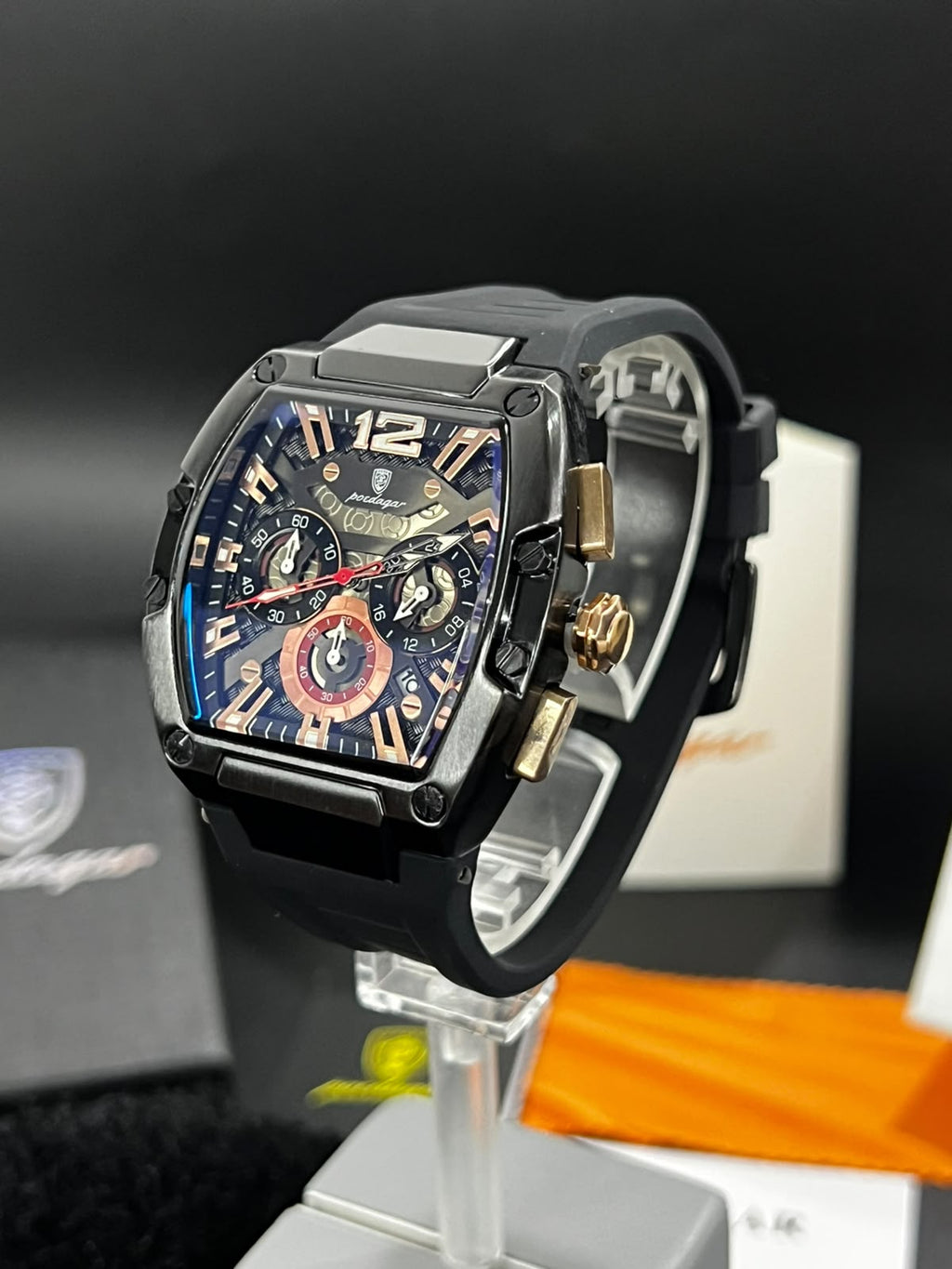 Reloj POEDAGAR 9051 negro con caja negra visto de lado