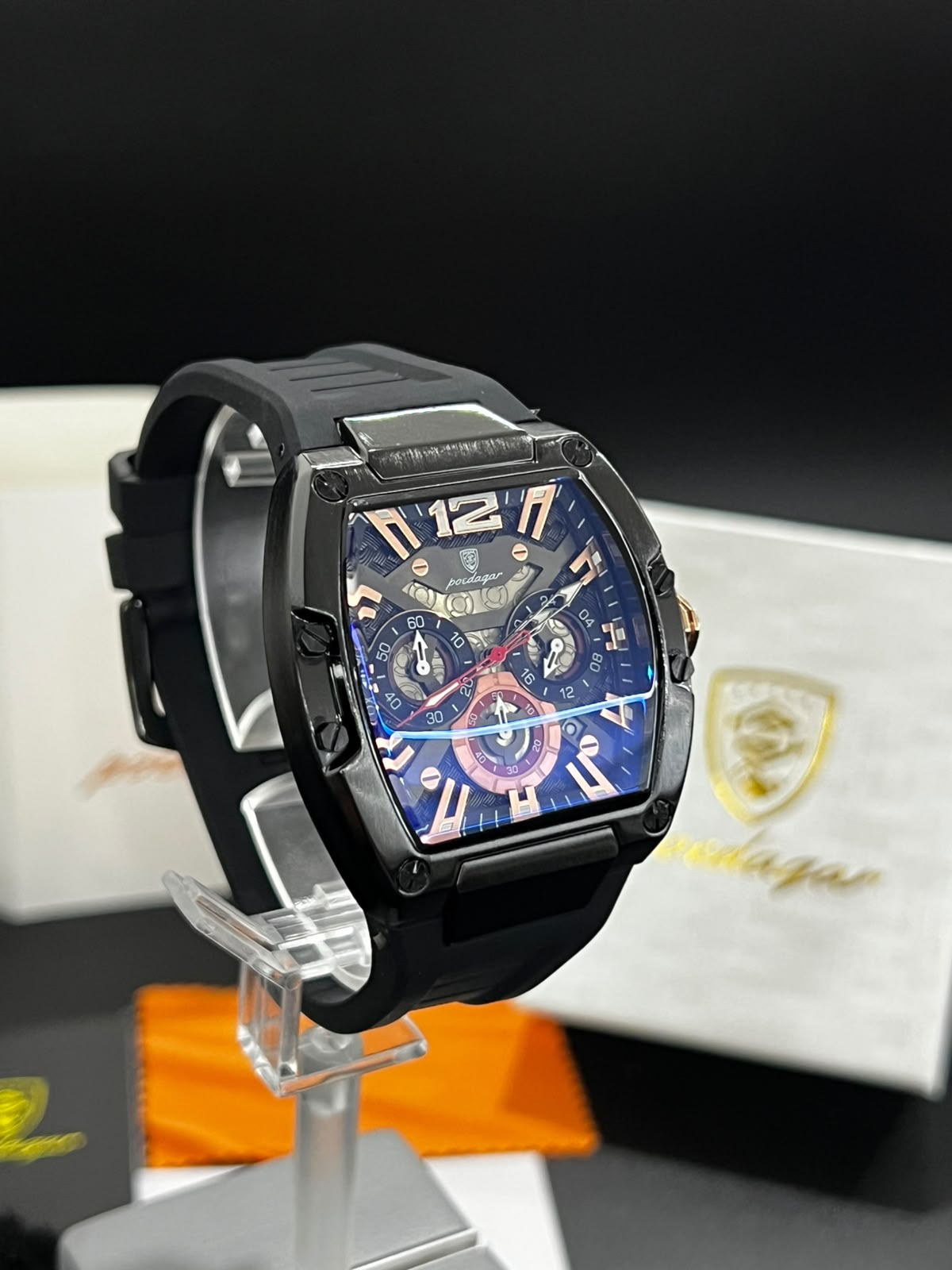 Reloj POEDAGAR 9051 negro con caja negra visto desde otro ángulo