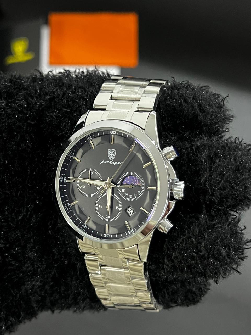 Reloj POEDAGAR 928B plata con esfera negra visto desde otro ángulo