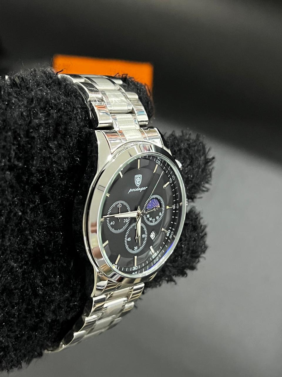 Reloj POEDAGAR 928B plata con esfera negra visto de lado