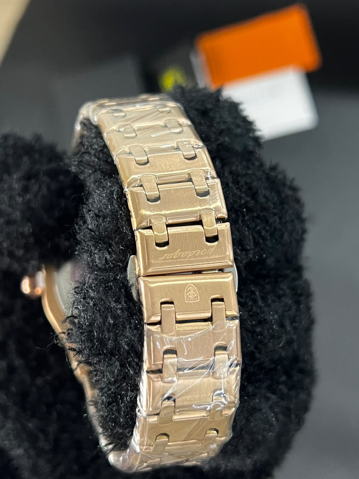 Reloj POEDAGAR 924B dorado con esfera blanca detalle de brazalete y cierre