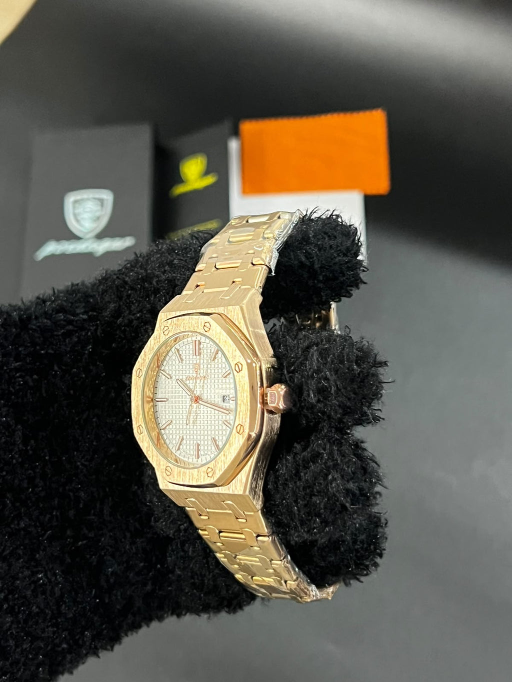 Reloj POEDAGAR 924B dorado con esfera blanca visto de lado