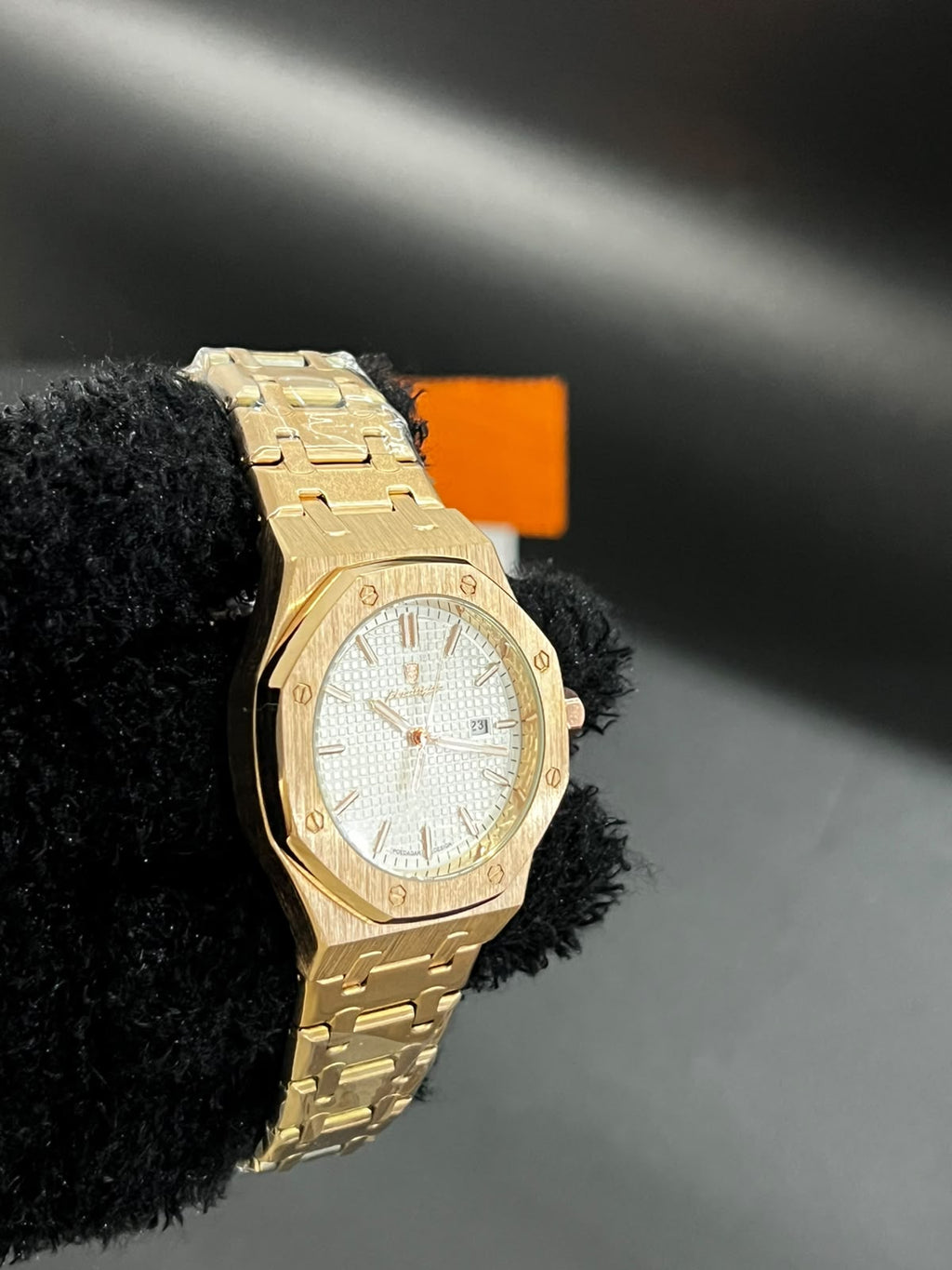 Reloj POEDAGAR 924B dorado con esfera blanca visto desde otro ángulo