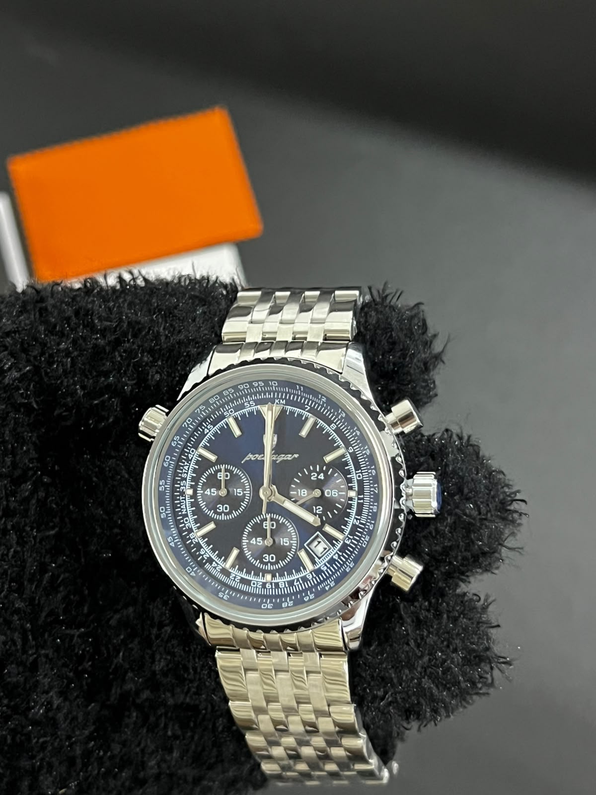 reloj POEDAGAR 960B plata con esfera azul visto desde otro ángulo