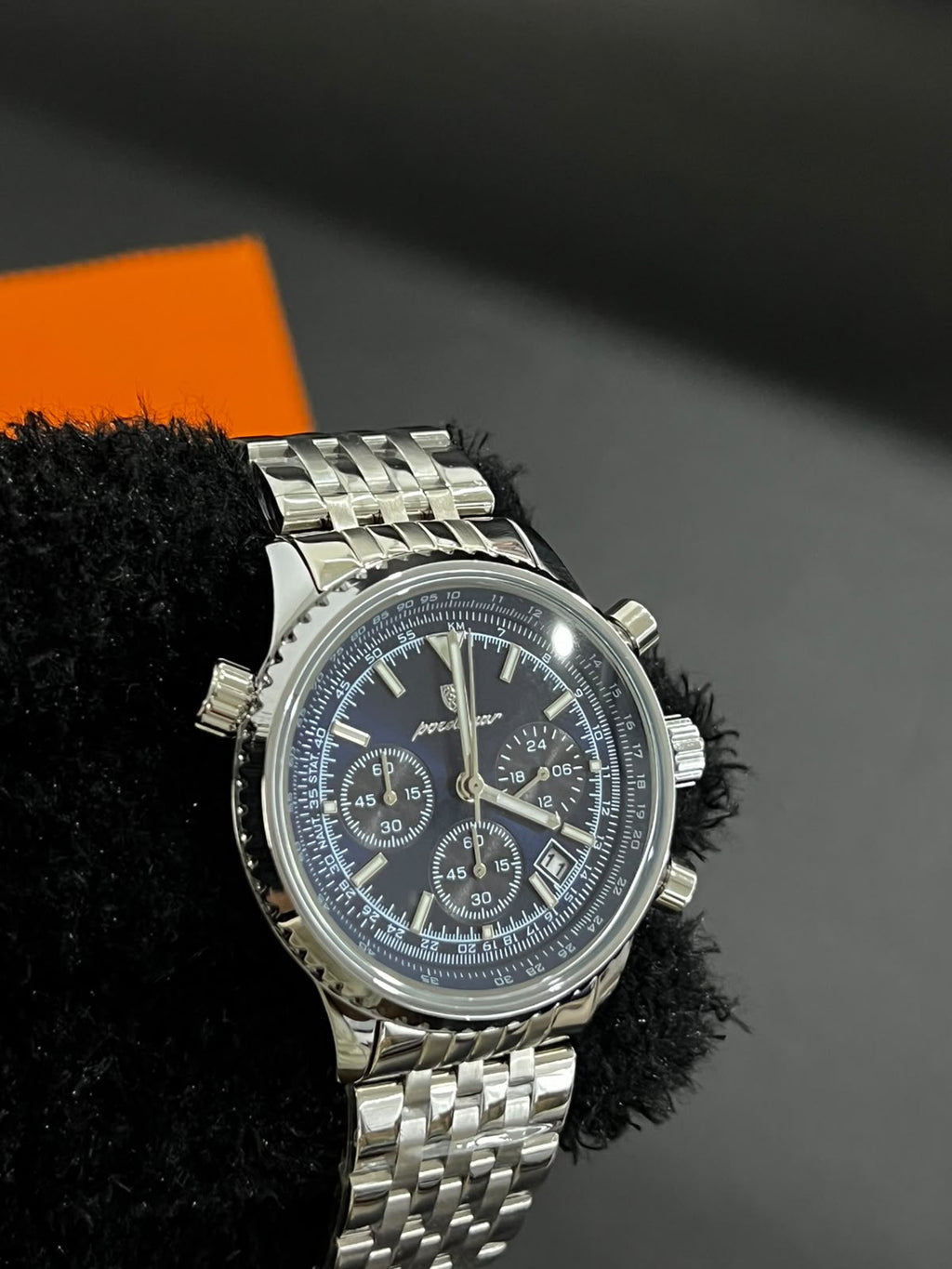 Reloj POEDAGAR 960B plata con esfera azul visto de lado