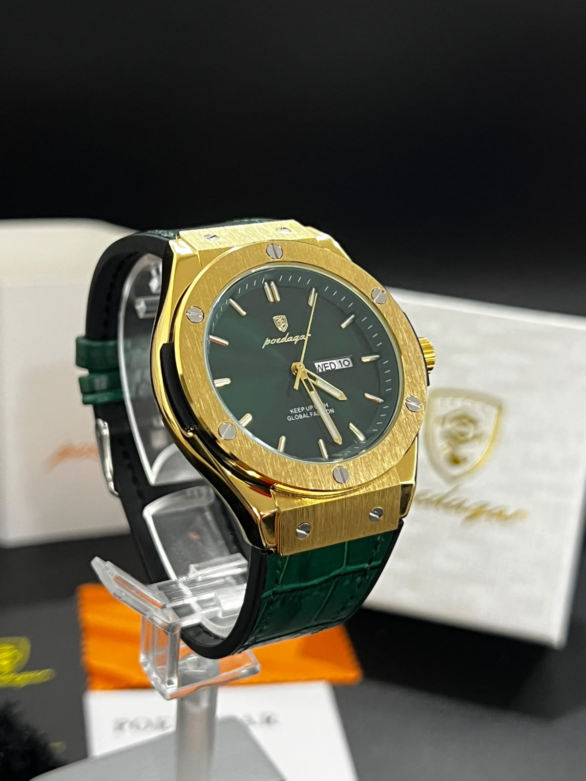 Reloj POEDAGAR 952B dorado con esfera verde visto de lado