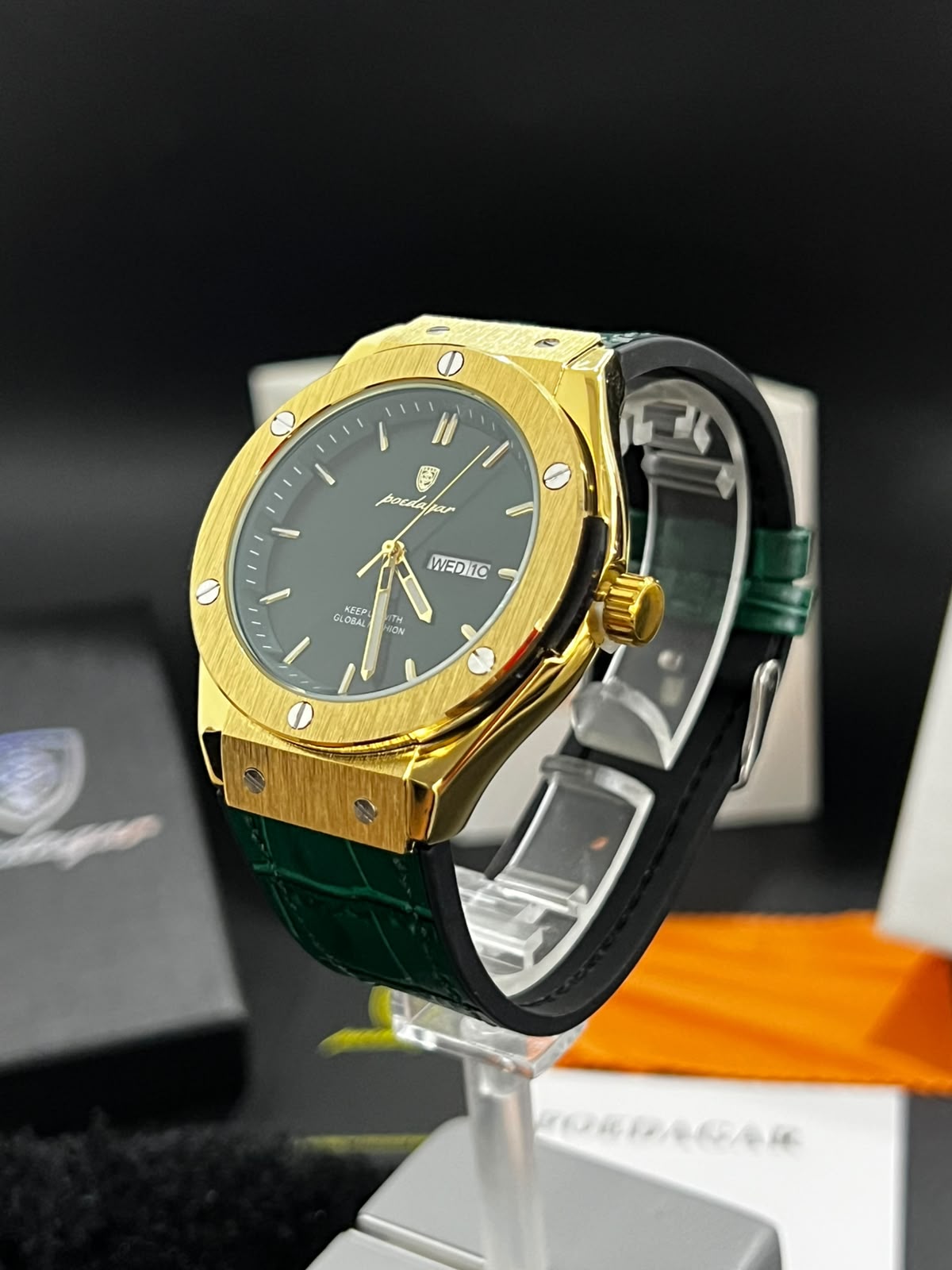 Reloj POEDAGAR 952B dorado con esfera verde visto desde otro ángulo