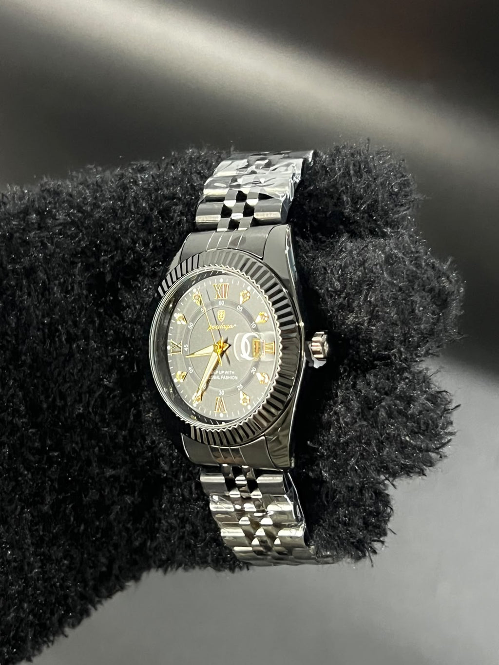 Reloj POEDAGAR 910B negro con esfera negra visto desde otro ángulo