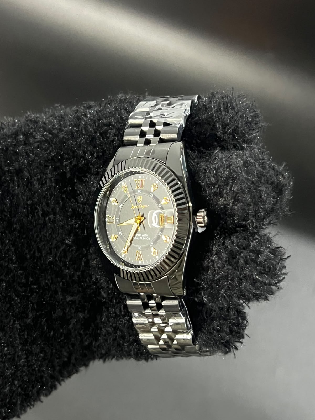 Reloj POEDAGAR 910B negro con esfera negra visto desde otro ángulo