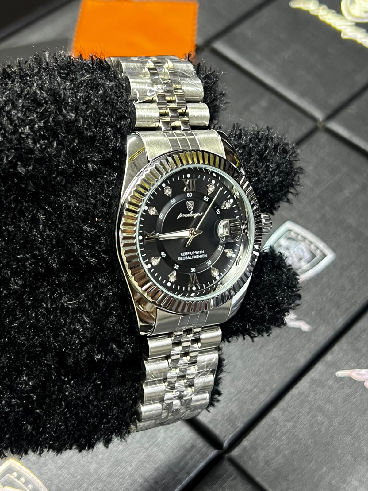Reloj POEDAGAR 910B negro con esfera negra y caja plata visto de lado