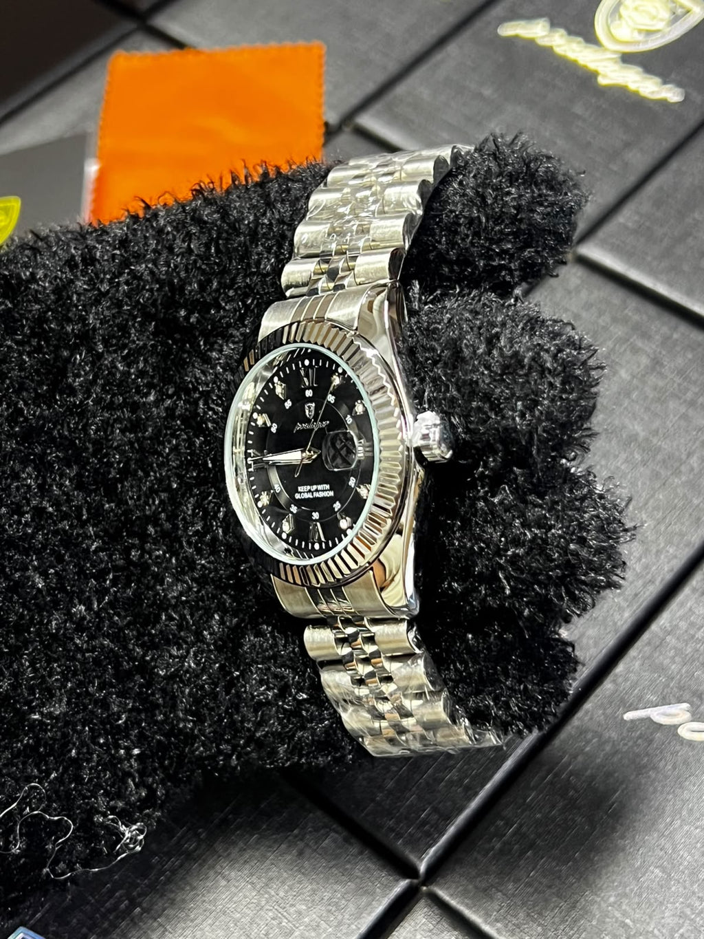 Reloj POEDAGAR 910B negro con esfera negra y caja plata visto desde otro ángulo