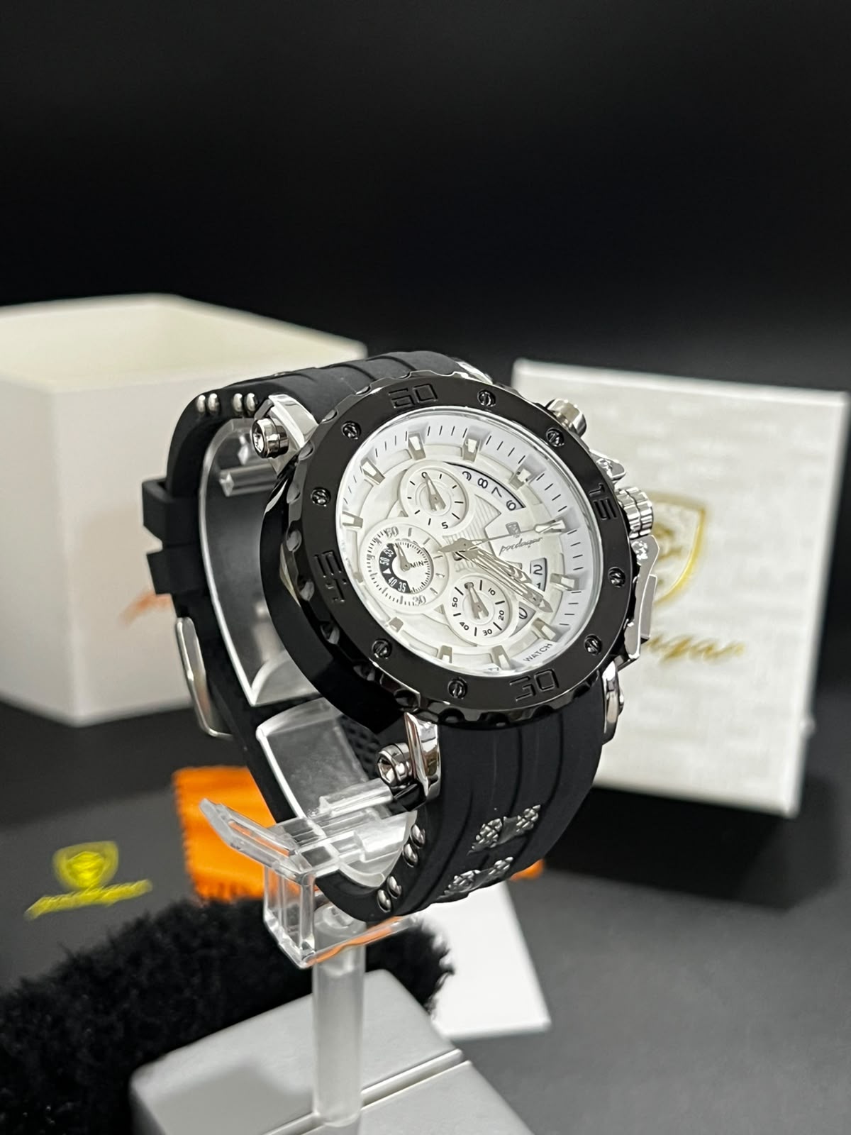 Reloj POEDAGAR 892B plata con esfera blanca visto desde otro ángulo