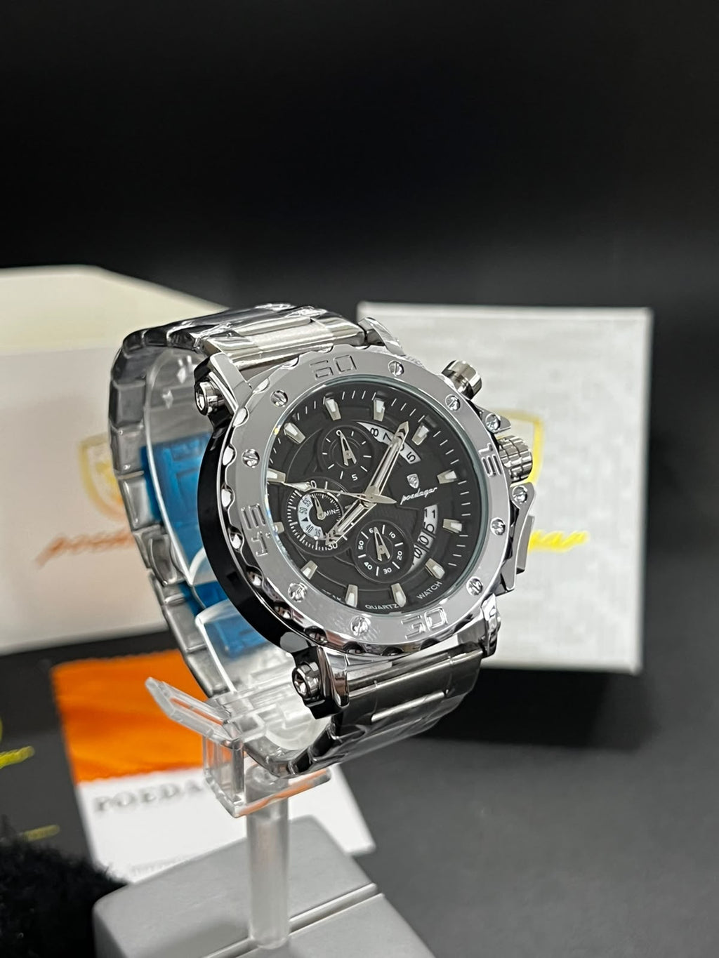 Reloj POEDAGAR 893 plata con esfera negra visto desde otro ángulo
