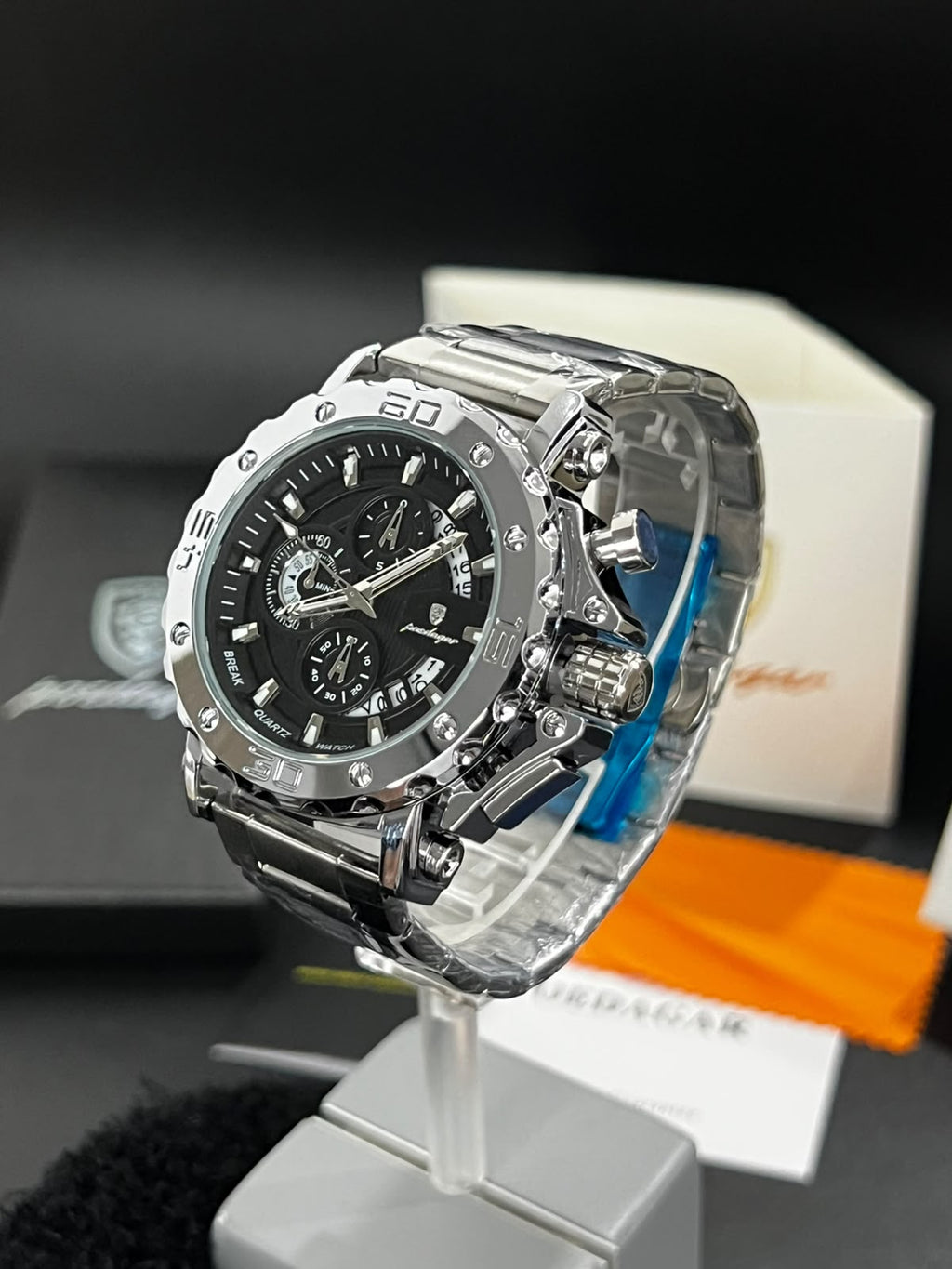 Reloj POEDAGAR 893 plata con esfera negra visto de lado